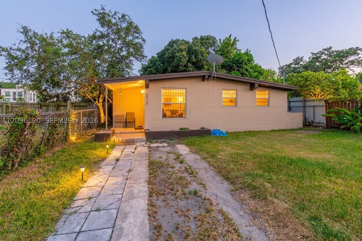 3+1 Müstakil ev — 2910 47th St, Miami, FL 33142
