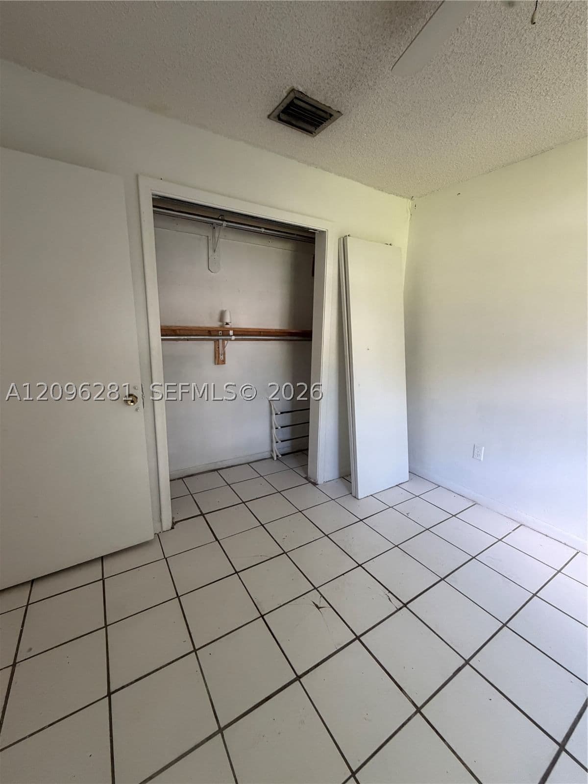 3+1 Müstakil ev — 4824 15th Ct, Miami, FL 33142
