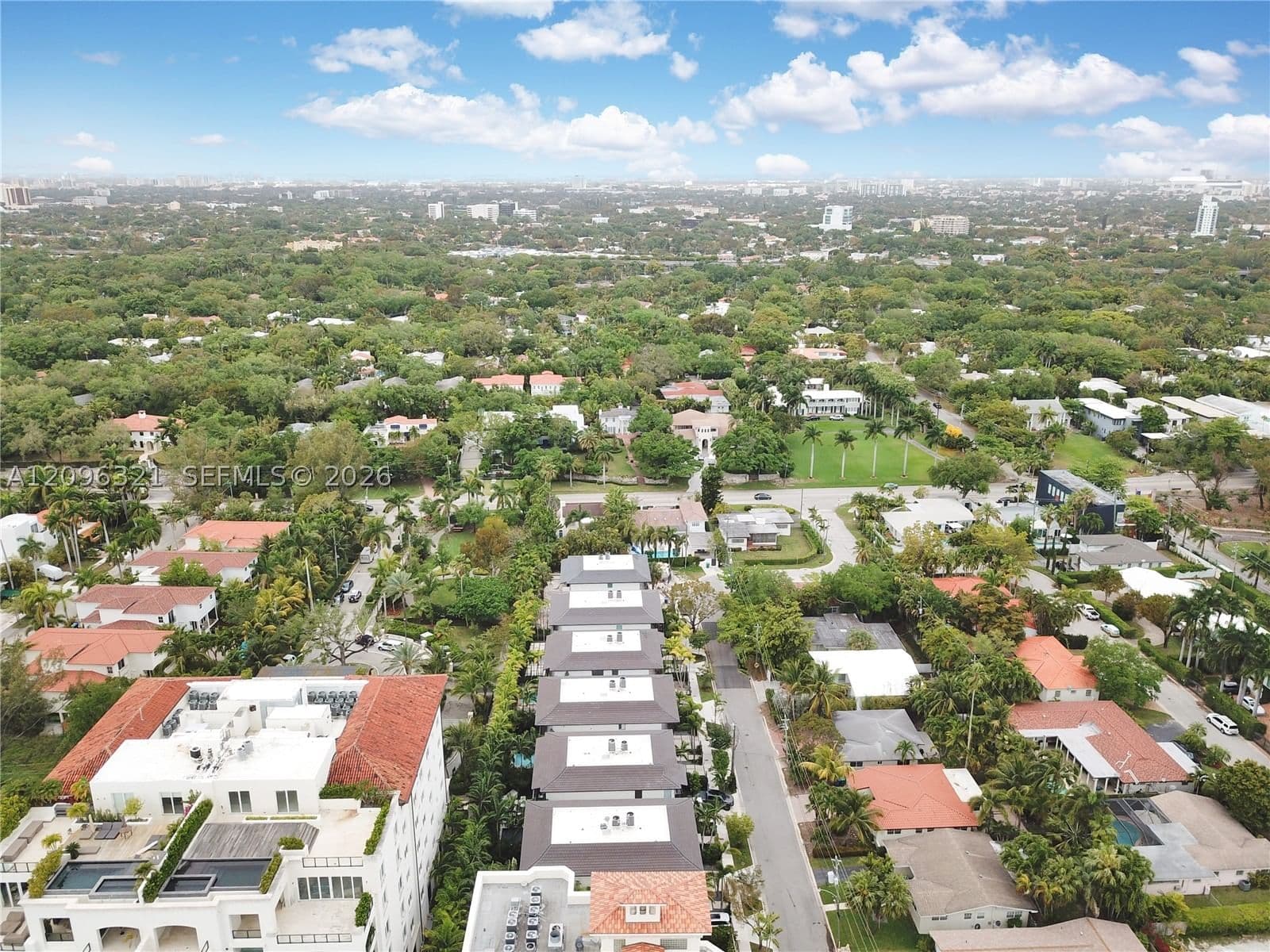 4+1 Müstakil ev — 3550 Glencoe St, Miami, FL 33133