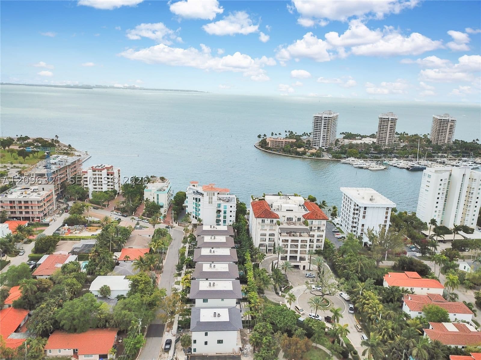4+1 Müstakil ev — 3550 Glencoe St, Miami, FL 33133