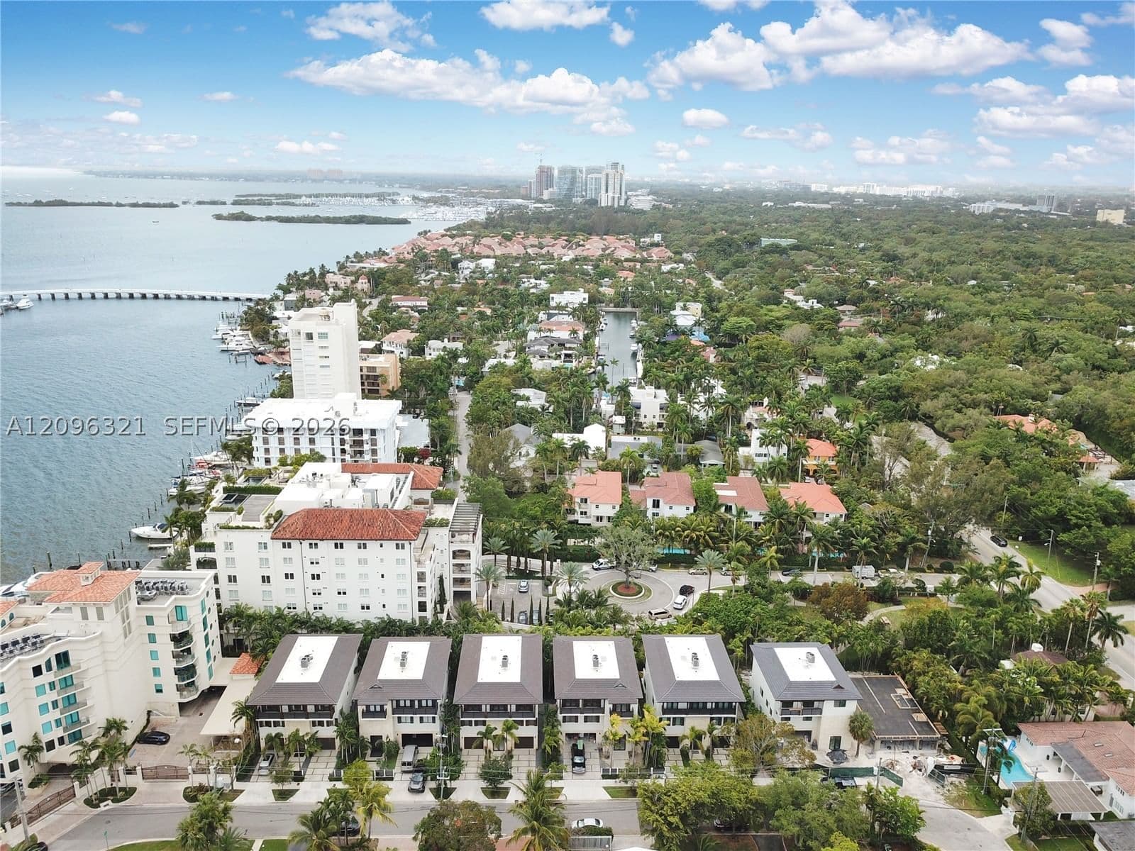 4+1 Müstakil ev — 3550 Glencoe St, Miami, FL 33133