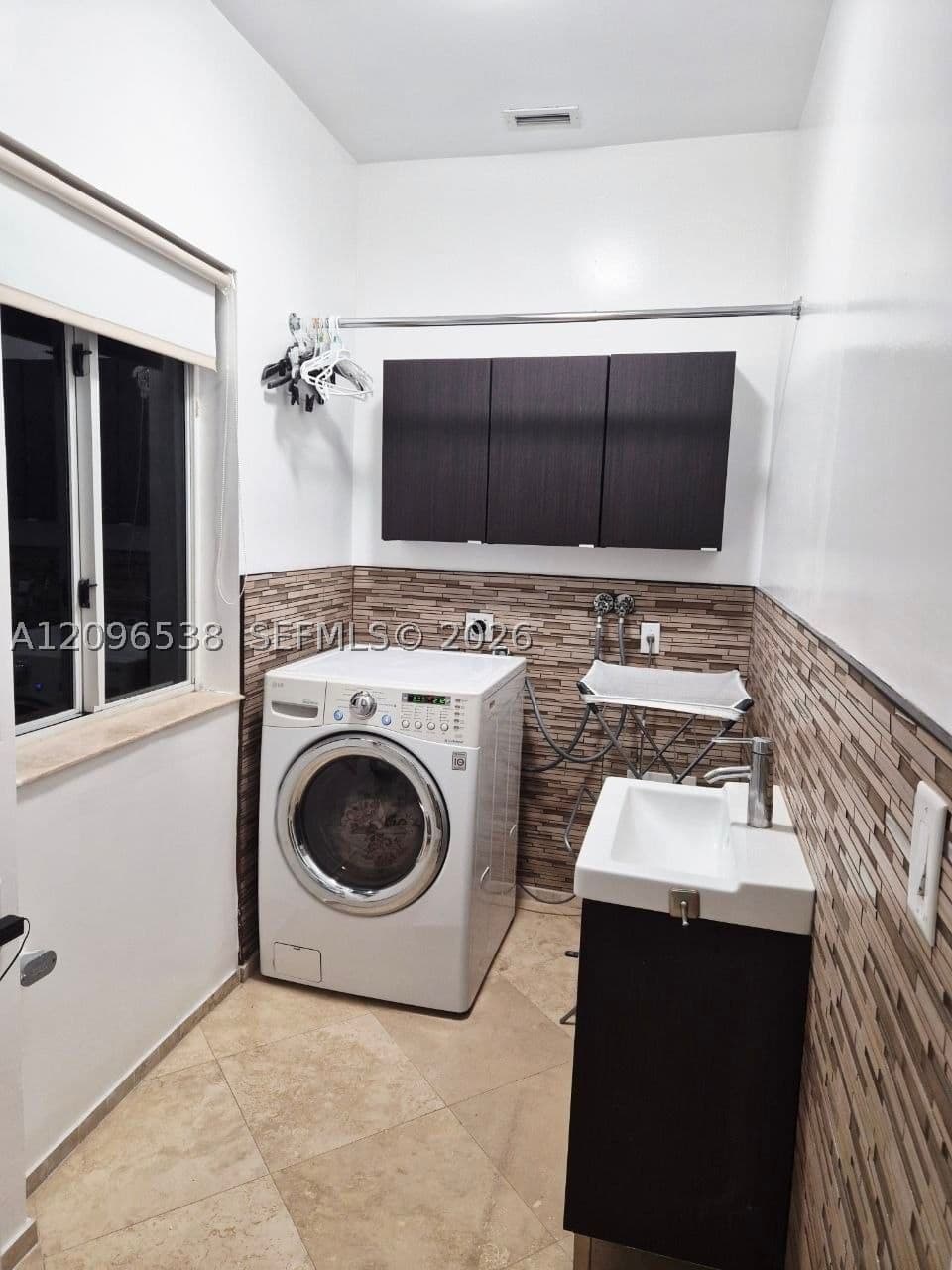 5+1 Müstakil ev — 3525 Fairview St, Miami, FL 33133