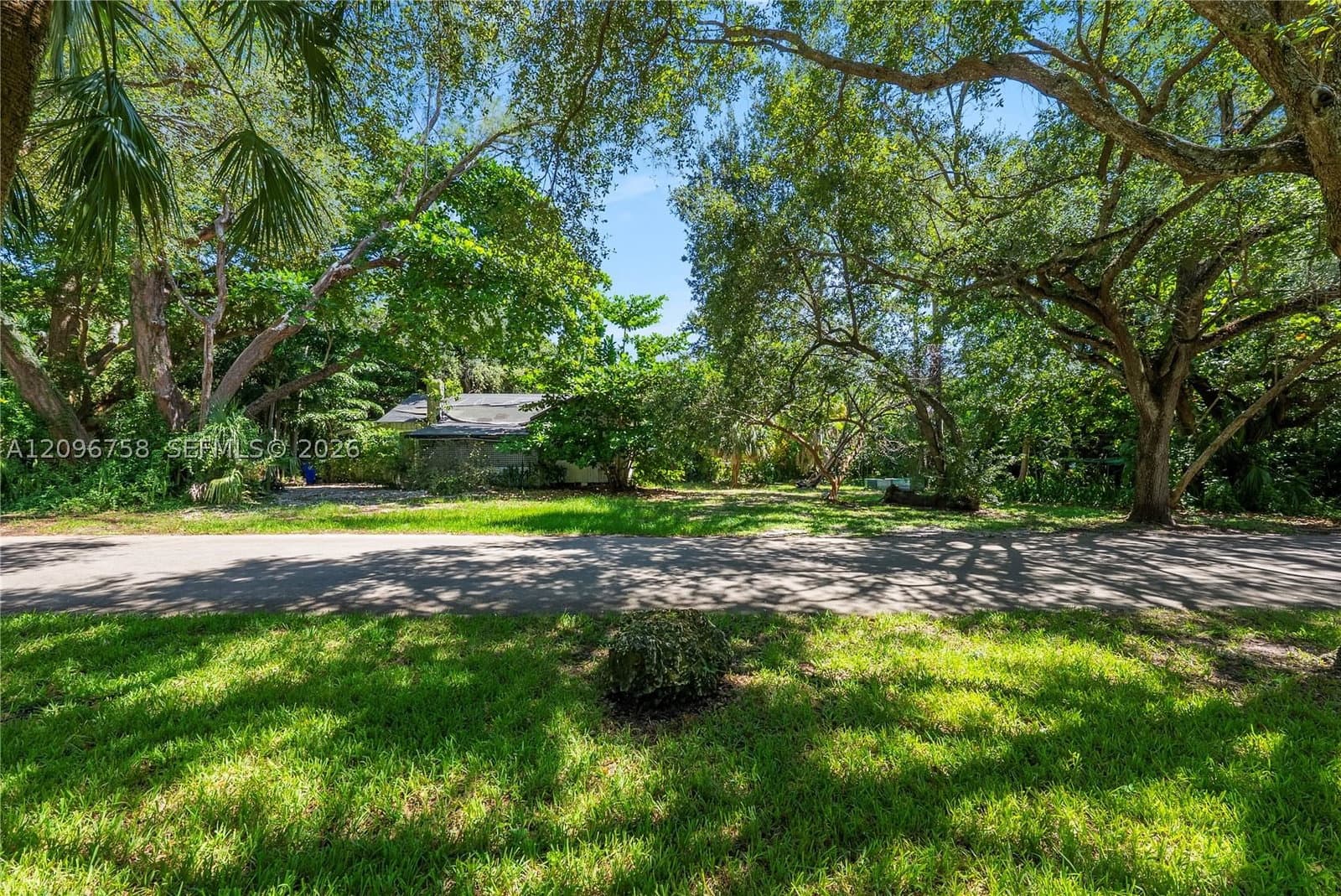 2+1 Müstakil ev — 3598 Avocado Ave, Miami, FL 33133
