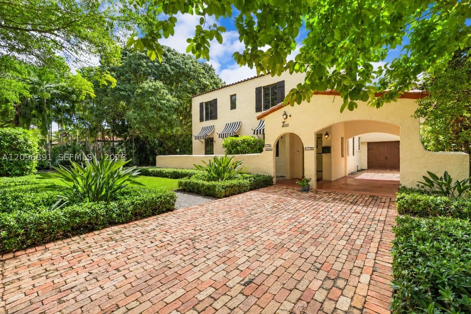 5+1 Müstakil ev — 1140 Asturia Ave, Coral Gables, FL 33134