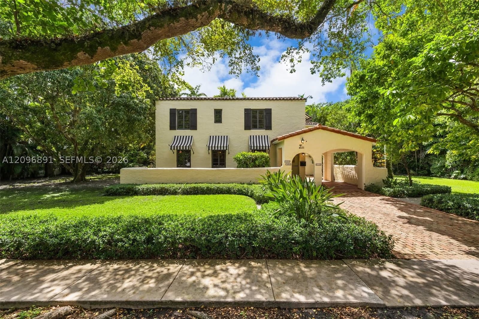 5+1 Müstakil ev — 1140 Asturia Ave, Coral Gables, FL 33134