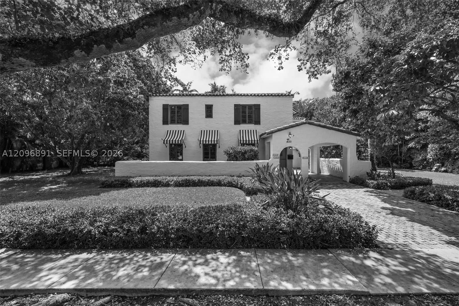 5+1 Müstakil ev — 1140 Asturia Ave, Coral Gables, FL 33134