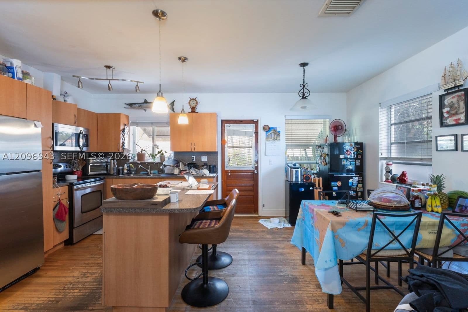 2+1 Müstakil ev — 2710 28th Ct, Miami, FL 33133