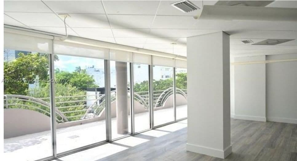 Mülk — 3121 Commodore Plz #303, Miami, FL 33133
