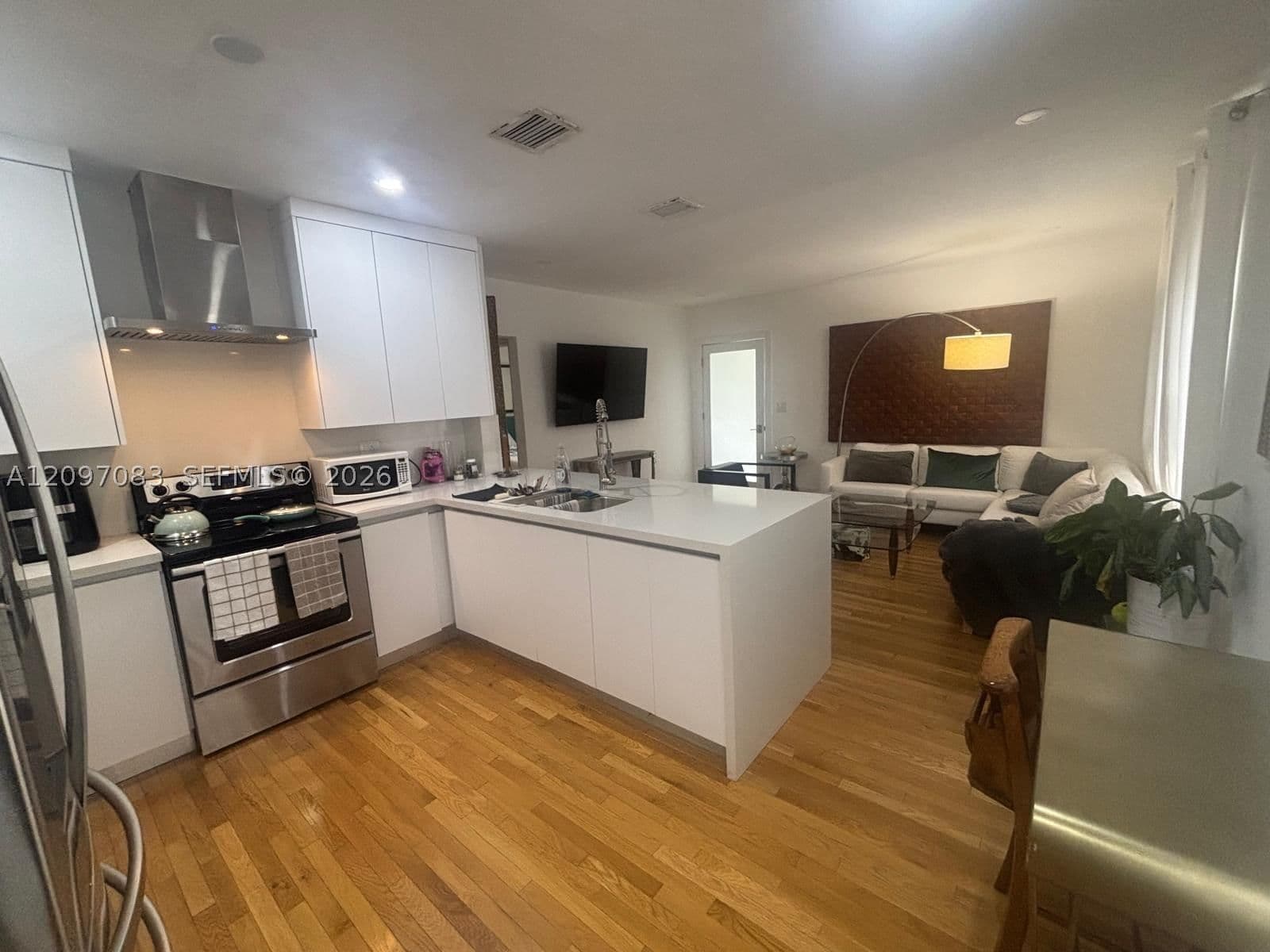 1+1 Müstakil ev — 1091 59th St, Miami, FL 33127
