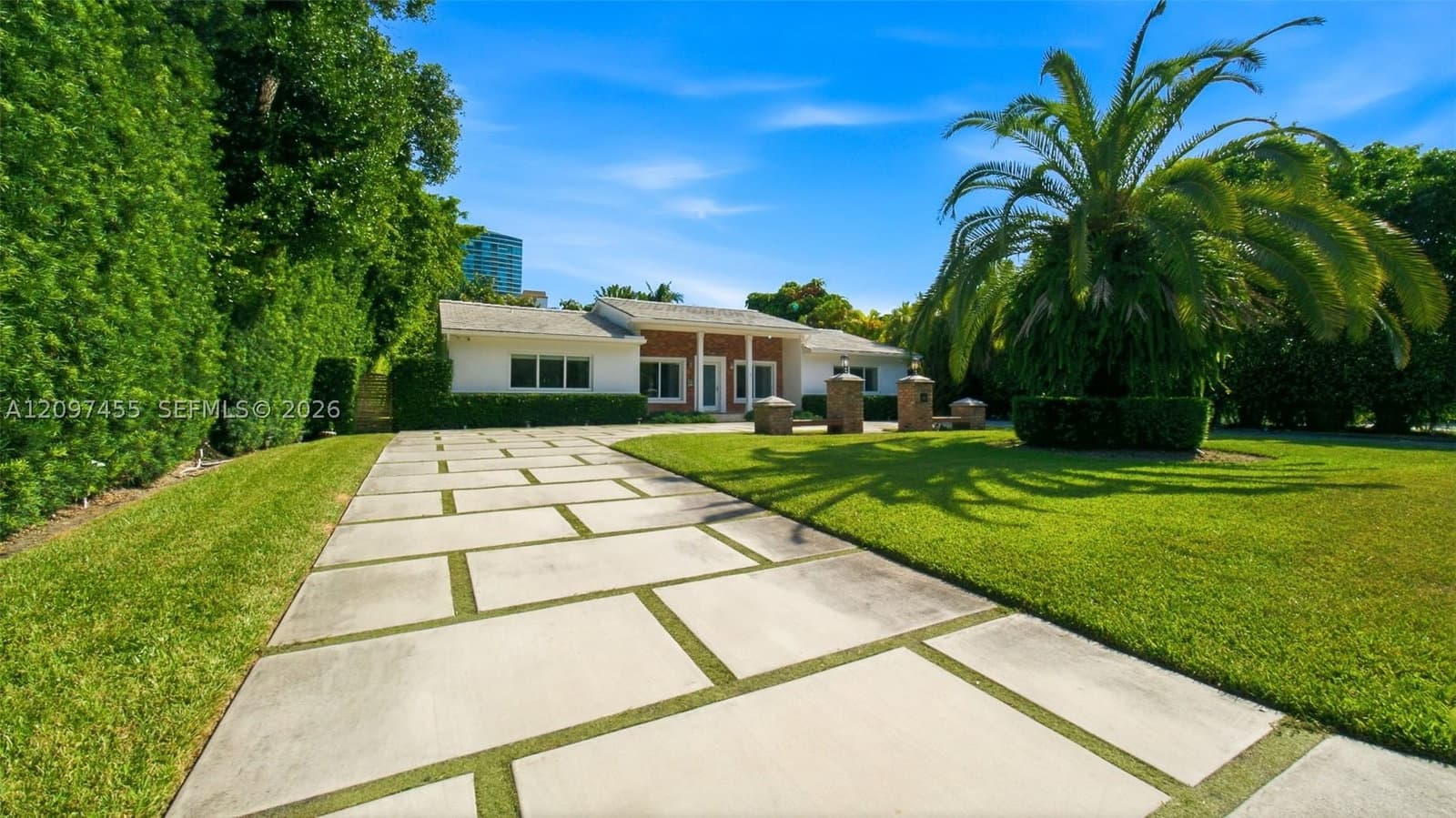 4+1 Müstakil ev — 530 Sabal Palm Rd, Miami, FL 33137