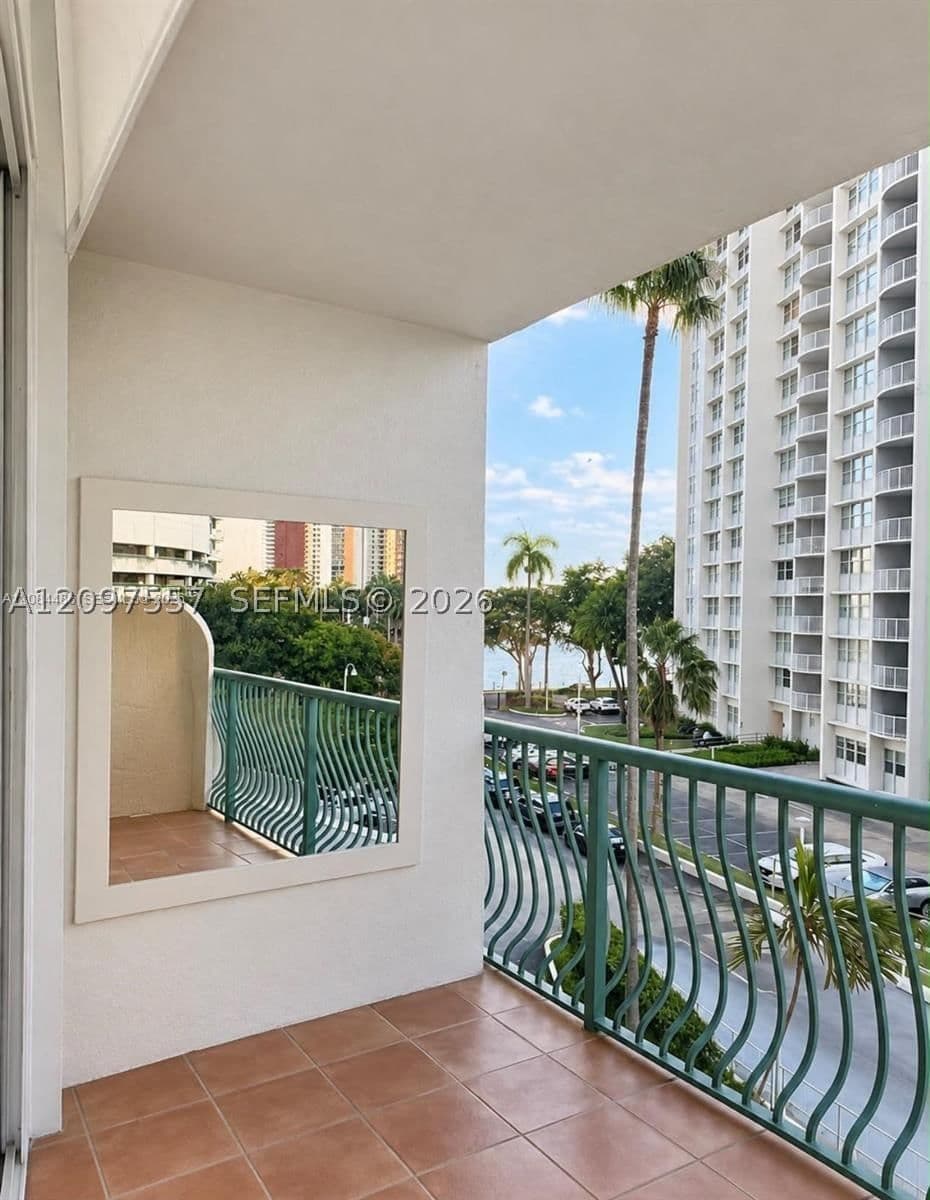1+1 Condo — Miami, FL 33131