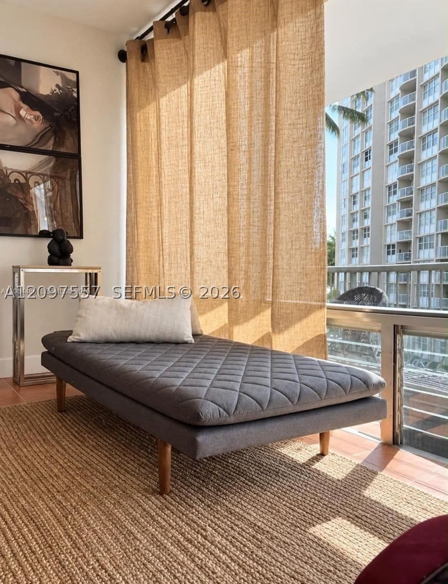 1+1 Condo — Miami, FL 33131