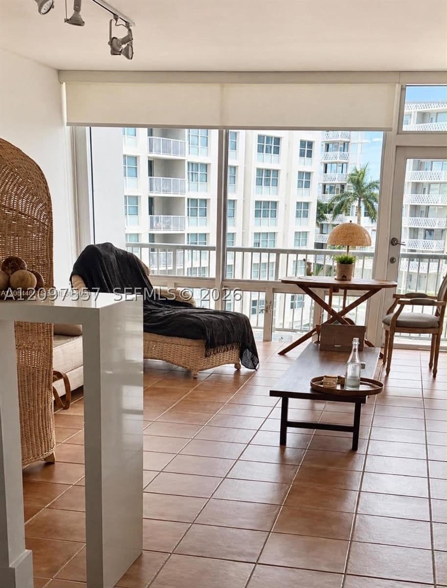 1+1 Condo — Miami, FL 33131
