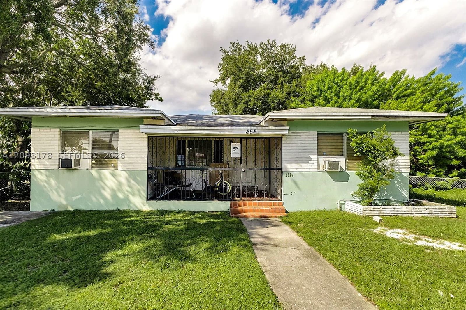 3+1 Müstakil ev — 2525 50th St, Miami, FL 33142