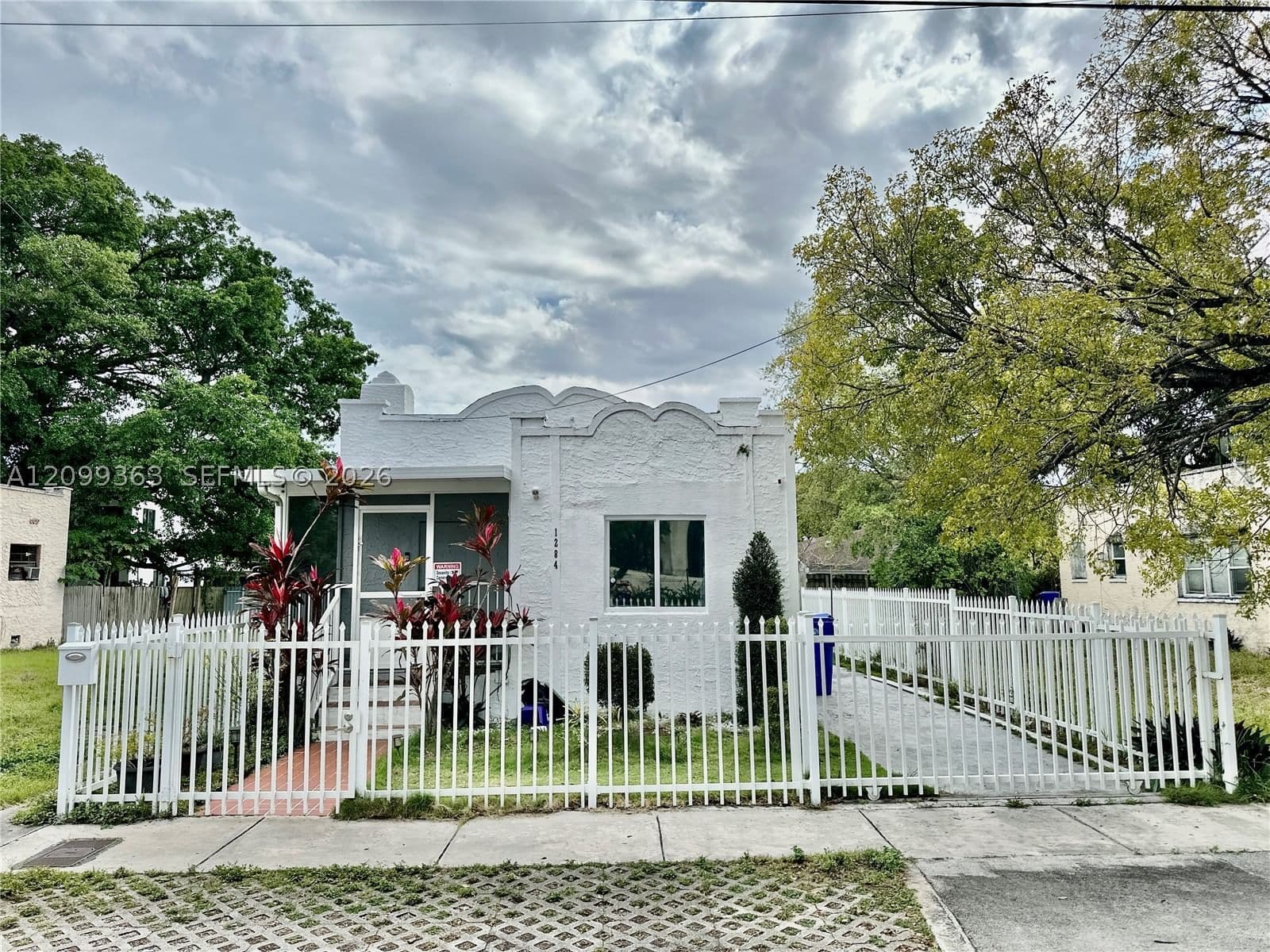 2+1 Müstakil ev — 1284 39 ST, Miami, FL 33142
