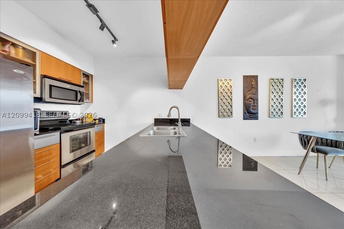1+1 Condo — 1750 Bayshore Dr #2510, Miami, FL 33132