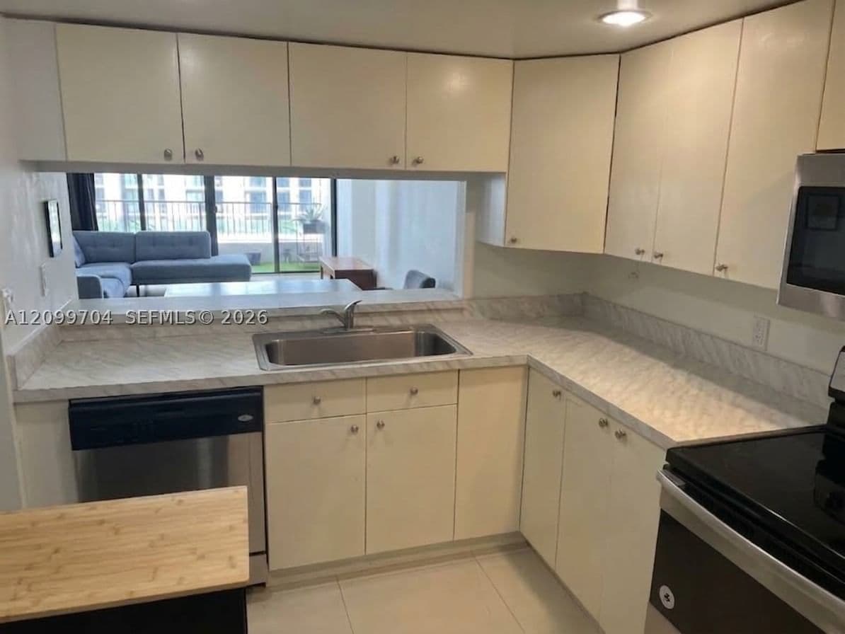 1+1 Condo — 555 15th St #10F, Miami, FL 33132