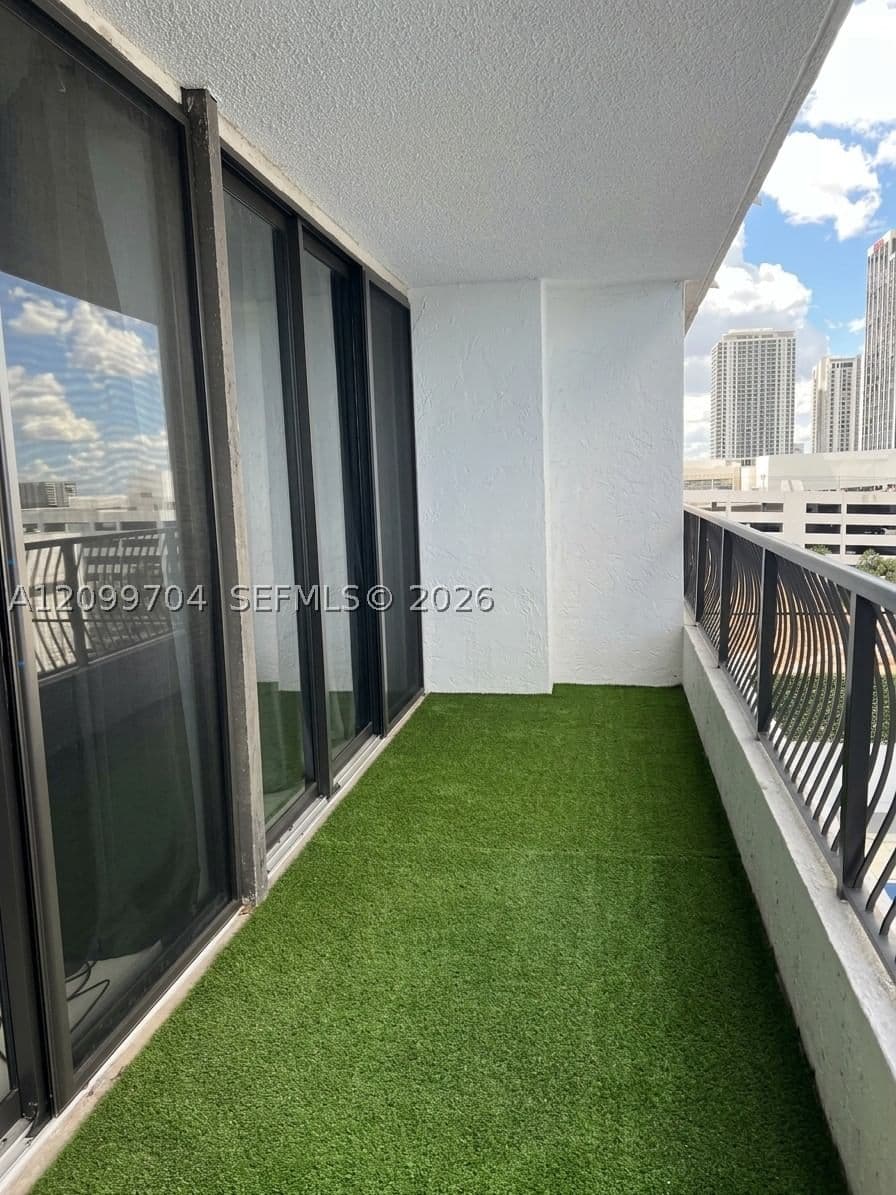 1+1 Condo — 555 15th St #10F, Miami, FL 33132