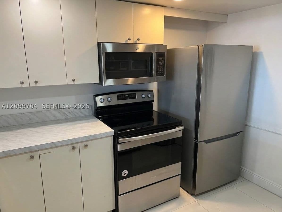 1+1 Condo — 555 15th St #10F, Miami, FL 33132
