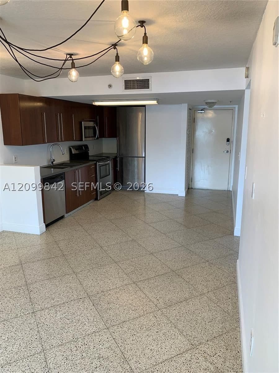 2+1 Condo — 498 2nd St #2C, Miami, FL 33130