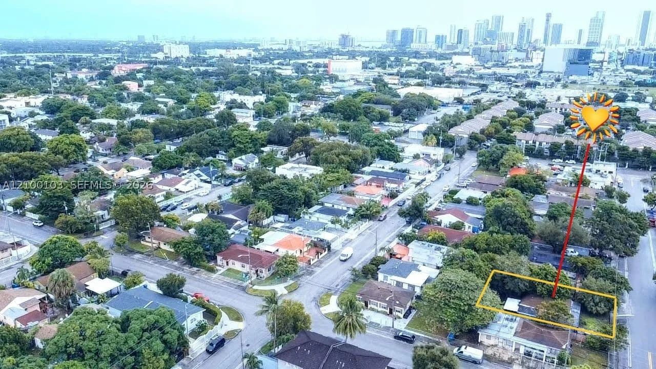 2+1 Müstakil ev — 1085 25th St, Miami, FL 33127