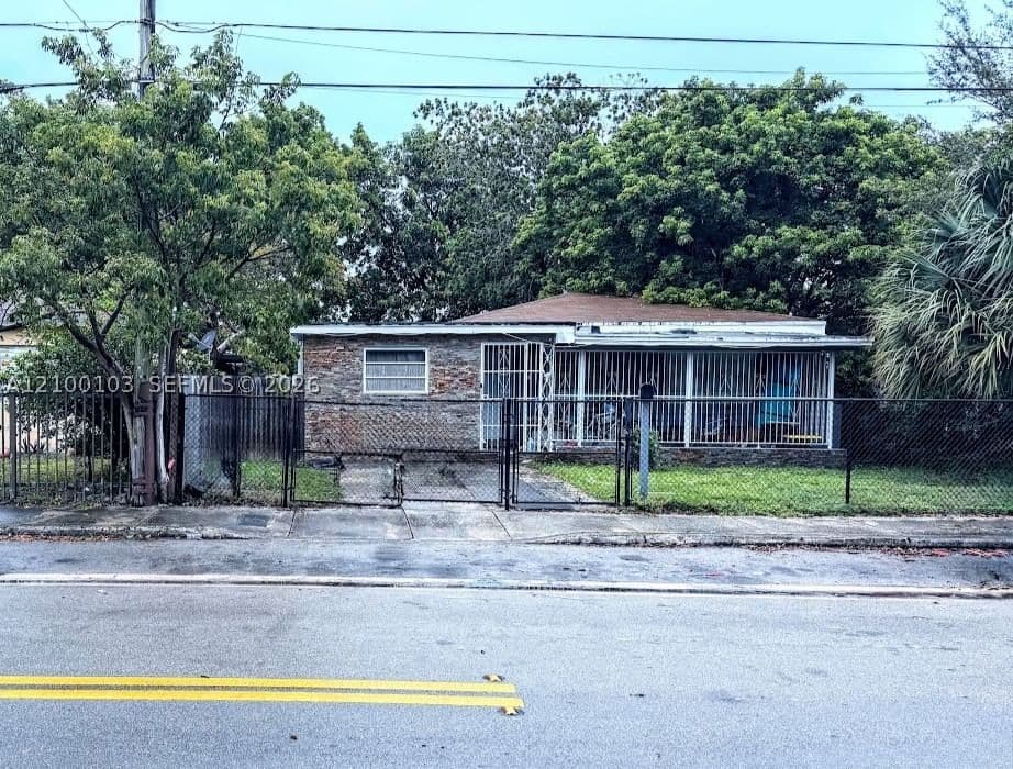 2+1 Müstakil ev — 1085 25th St, Miami, FL 33127