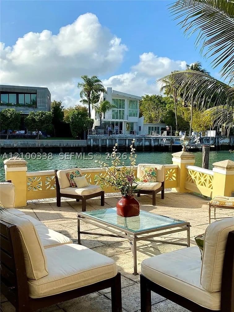 1+1 Condo — 4812 Pine Tree Dr #210, Miami Beach, FL 33140