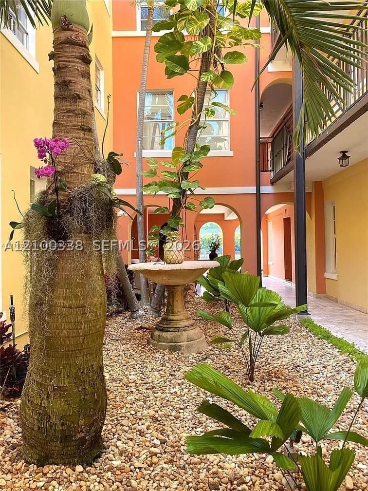 1+1 Condo — 4812 Pine Tree Dr #210, Miami Beach, FL 33140