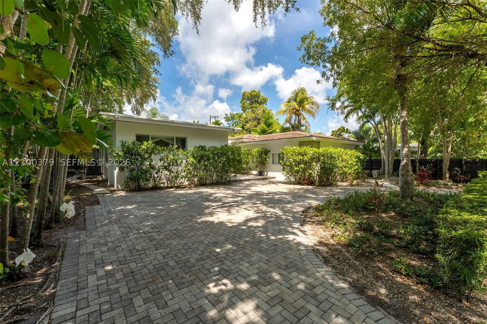 5+1 Müstakil ev — 8 Pinta Rd, Miami, FL 33133