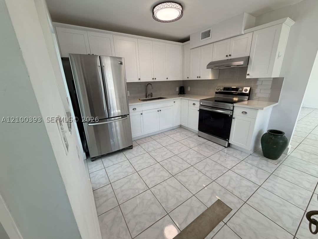 1+1 Condo — 1400 Lincoln Rd #301, Miami Beach, FL 33139