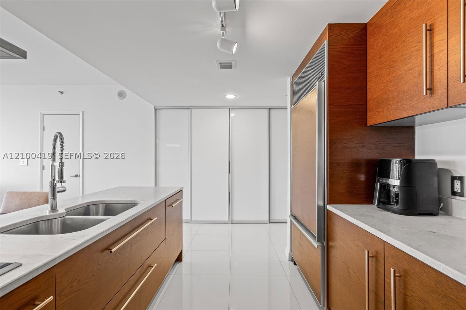 2+1 Condo — 495 Brickell Ave #905, Miami, FL 33131