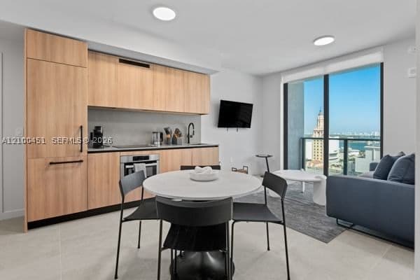 1+1 Condo — 121 5th St #1813, Miami, FL 33132