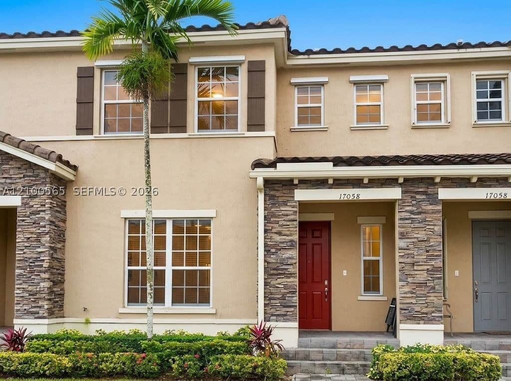 3-bedroom Townhouse — 17058 95th Ter #x, Miami, FL 33196