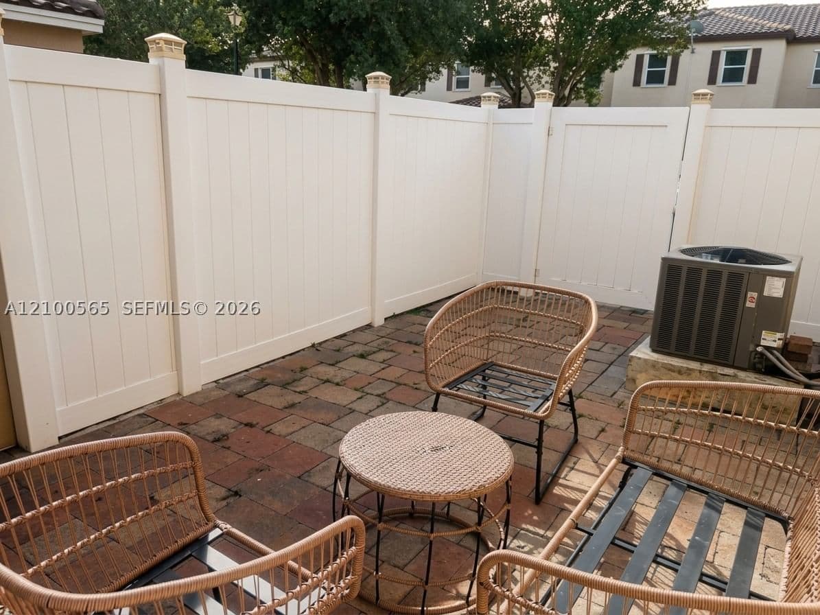 3-bedroom Townhouse — 17058 95th Ter #x, Miami, FL 33196
