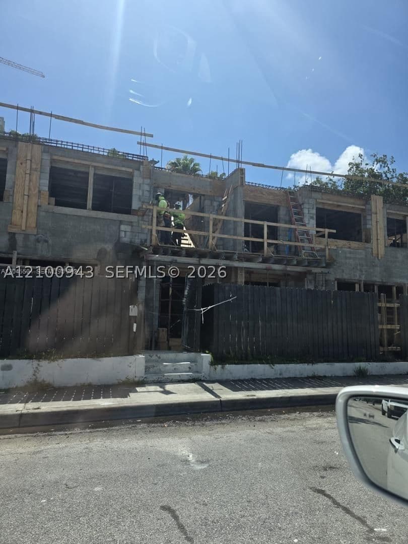 4+1 Townhouse — 933 4th Ave, Miami, FL 33130