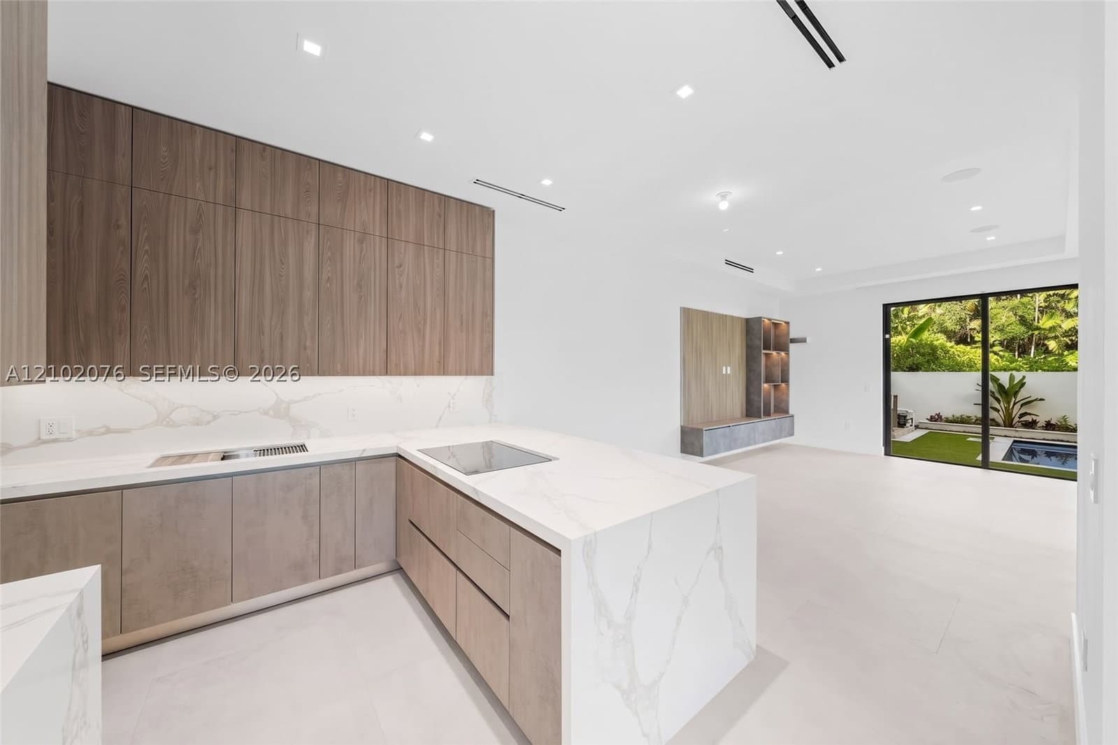 3+1 Müstakil ev — 2710 Le Jeune Rd, Coral Gables, FL 33134