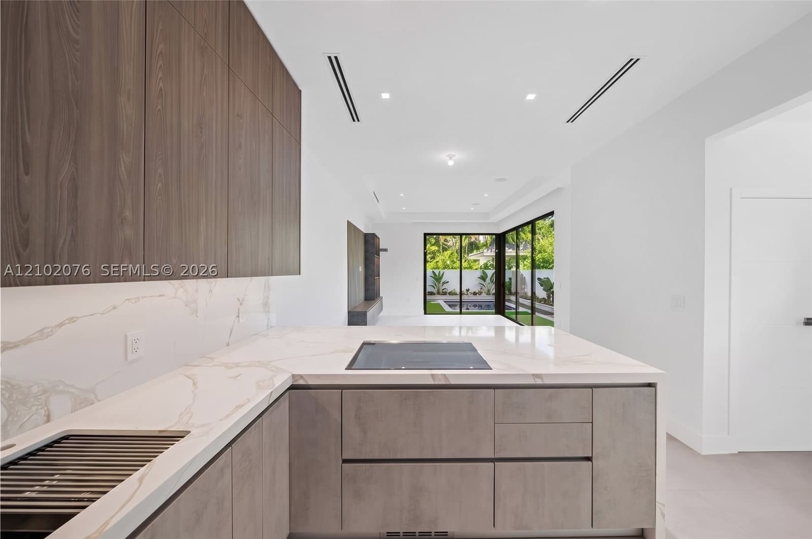 3+1 Müstakil ev — 2710 Le Jeune Rd, Coral Gables, FL 33134