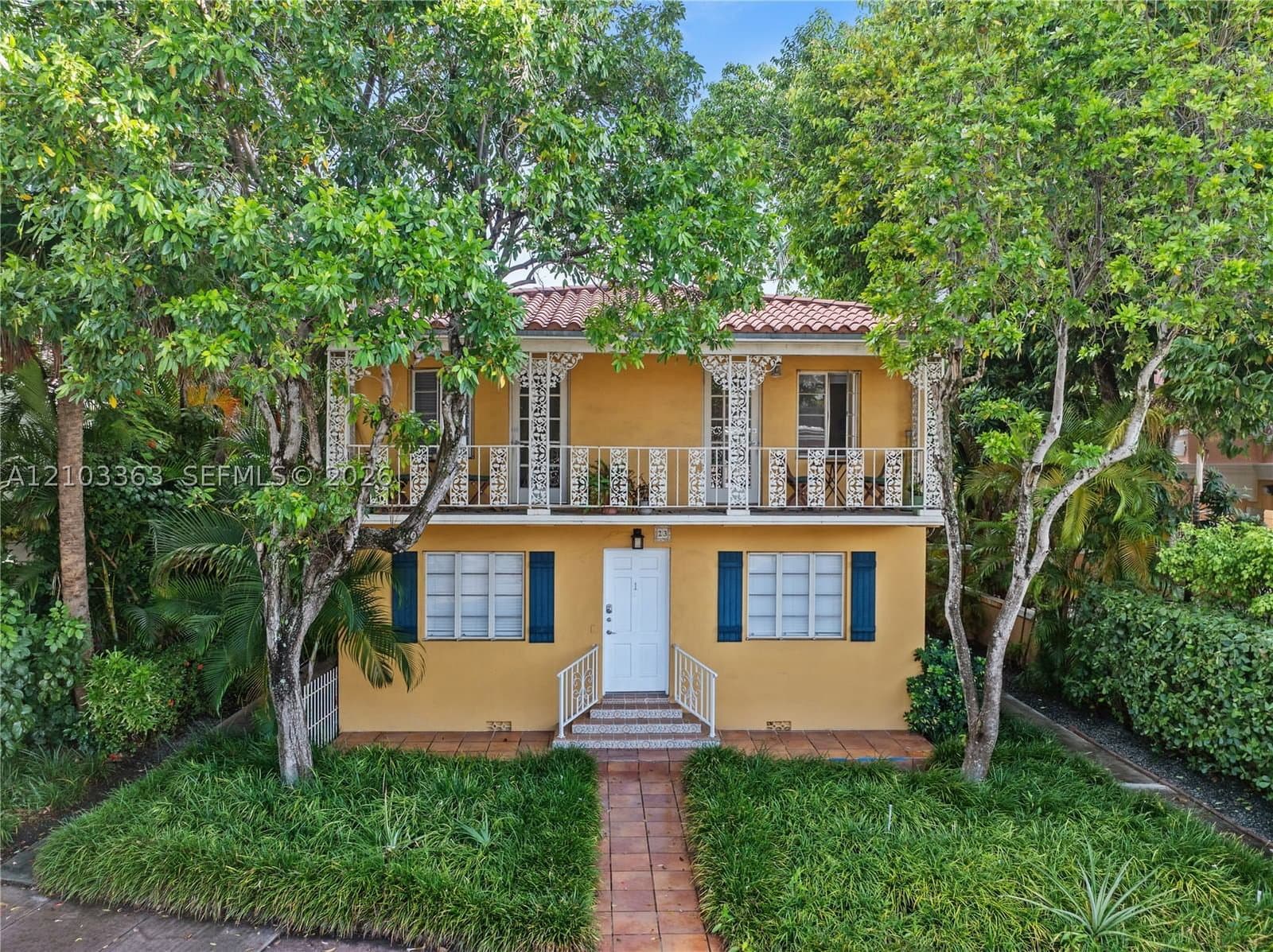 8-bedroom Single-Family Home — 23 Majorca Ave, Coral Gables, FL 33134