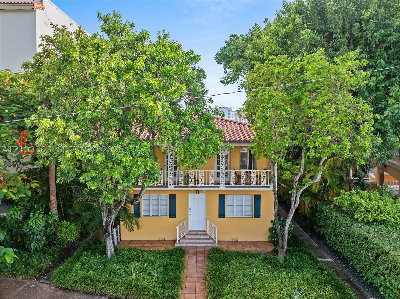 8-bedroom Single-Family Home — 23 Majorca Ave, Coral Gables, FL 33134
