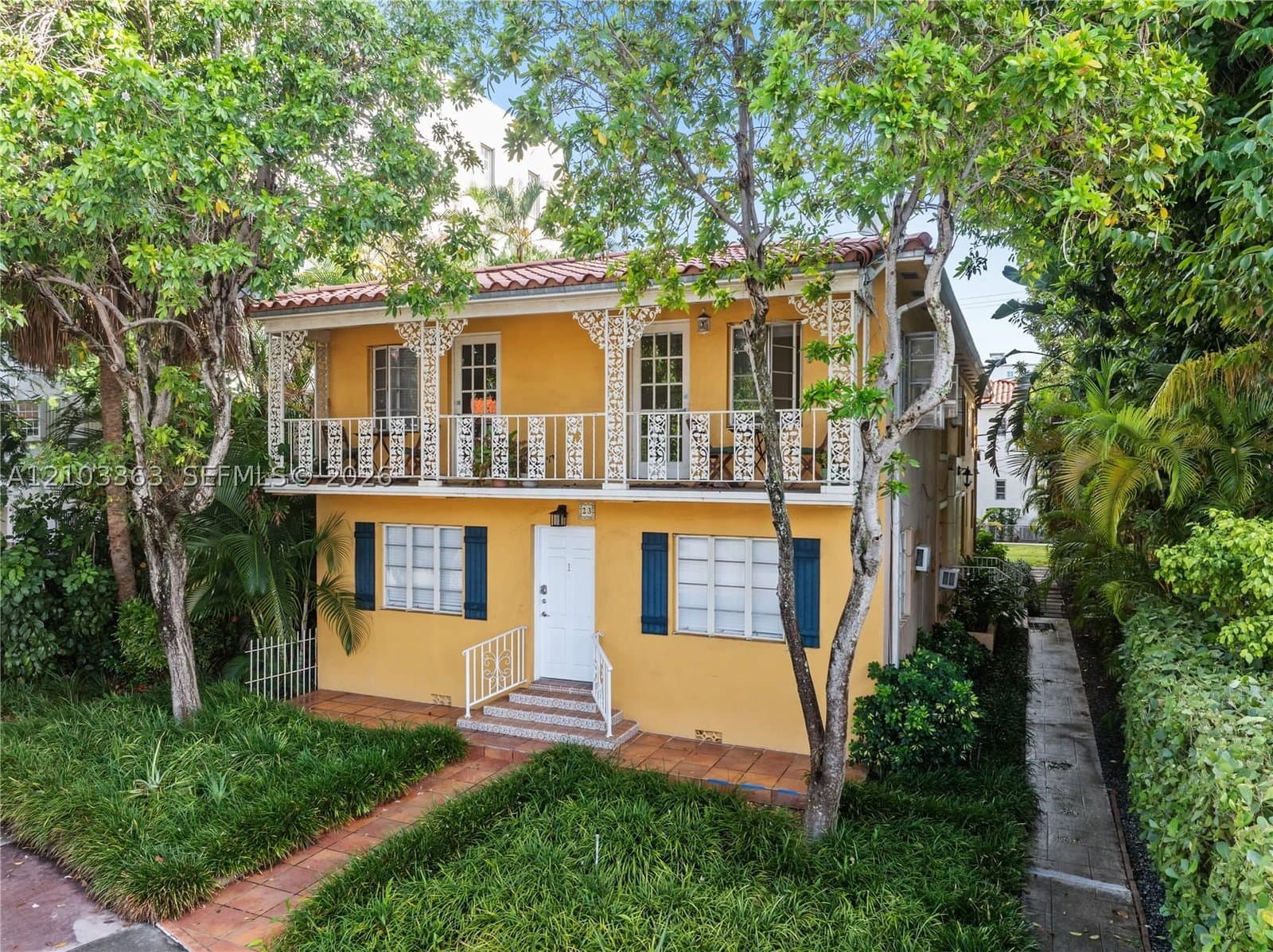8-bedroom Single-Family Home — 23 Majorca Ave, Coral Gables, FL 33134