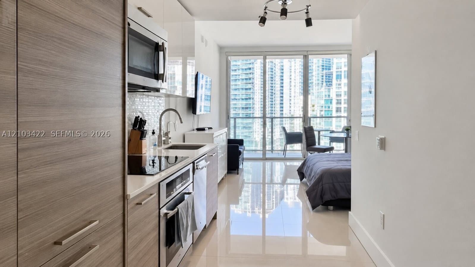 Condo — 1300 Brickell Bay Dr #2112, Miami, FL 33131