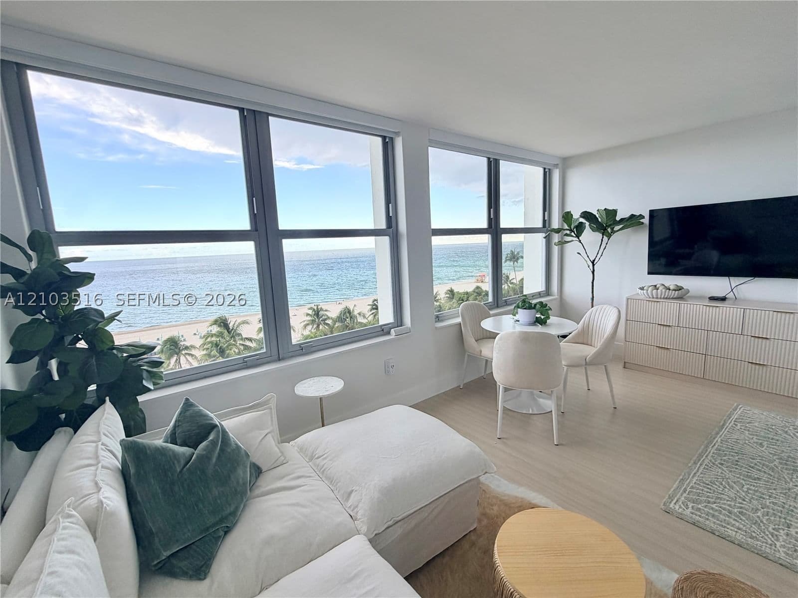 Condo — 2899 Collins Ave #931, Miami Beach, FL 33140