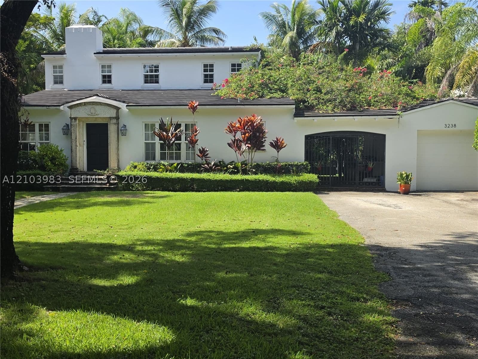 4+1 Müstakil ev — 3238 Riviera Dr #0, Coral Gables, FL 33134