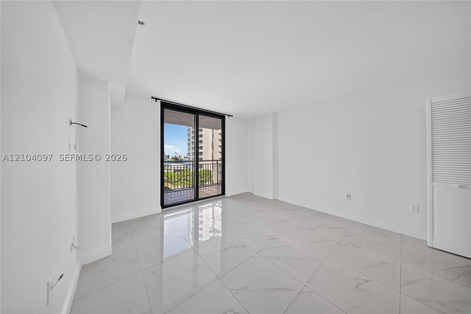 1+1 Condo — 540 Brickell Key Dr #916, Miami, FL 33131