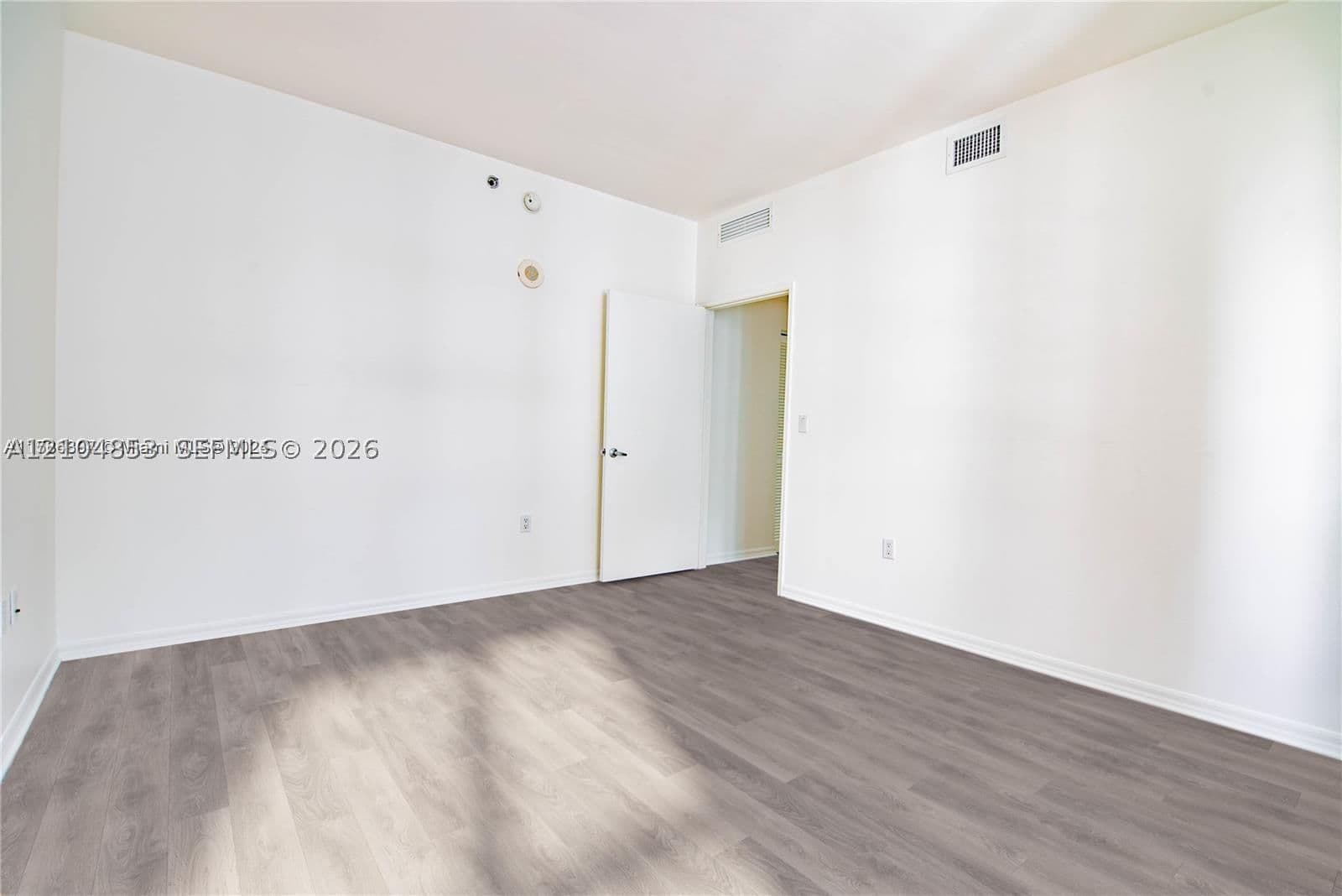 1-bedroom Condo — 950 Brickell Bay #703, Miami, FL 33131