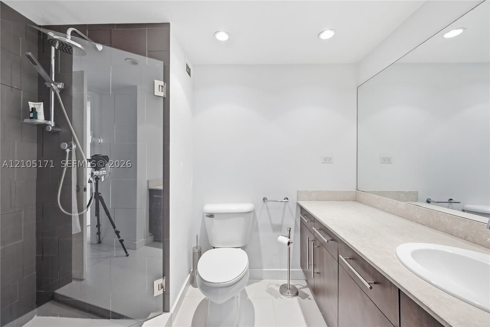2-bedroom Condo — 2301 Collins Ave #606, Miami Beach, FL 33139
