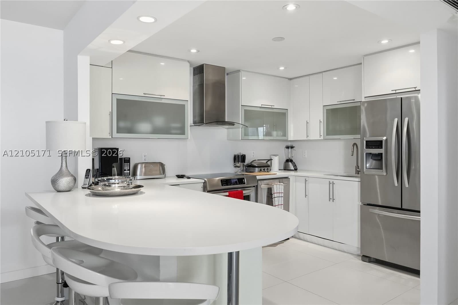 2-bedroom Condo — 2301 Collins Ave #606, Miami Beach, FL 33139