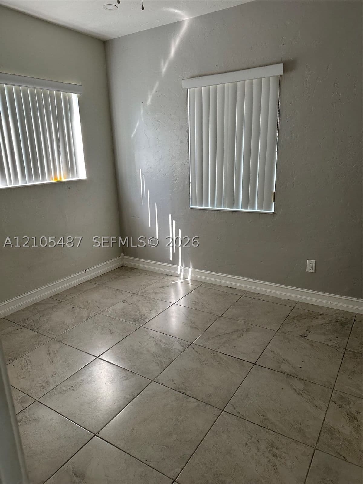 5+1 Mülk — 810 61st St #812, Miami, FL 33127