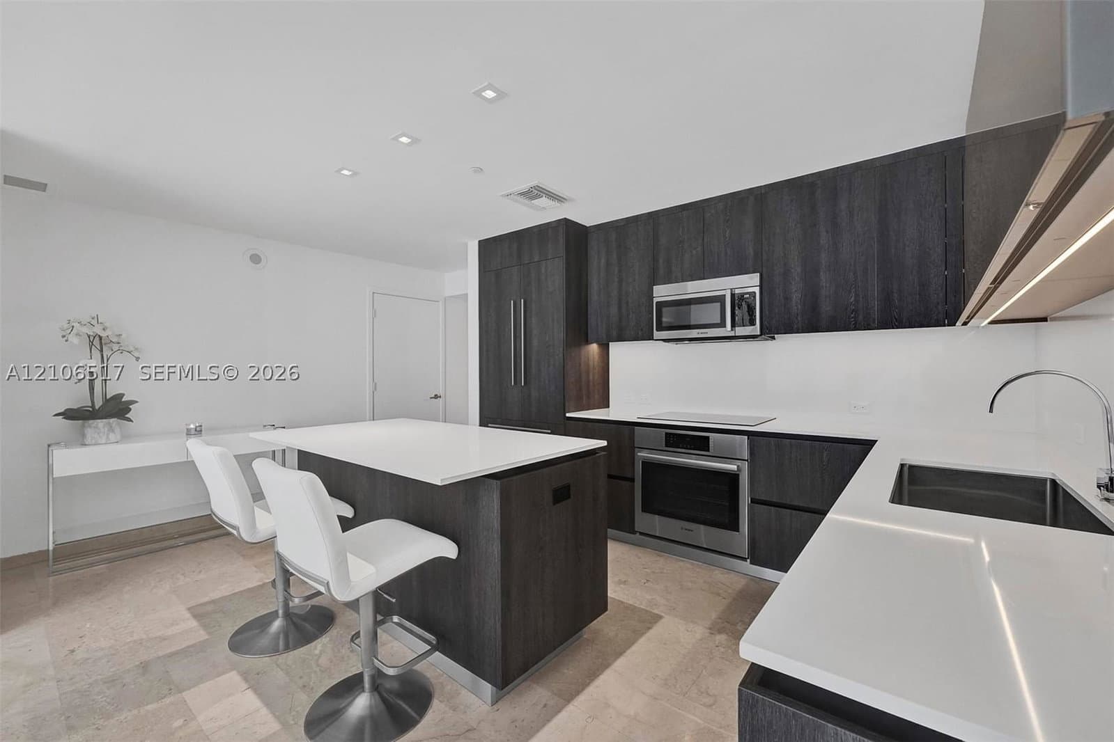 2+1 Condo — 88 7th St #910, Miami, FL 33130