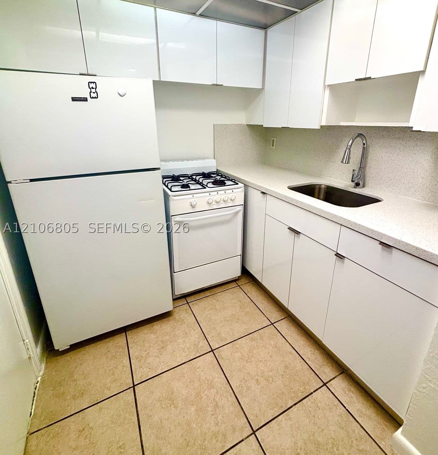 1-bedroom Property — 49 Navarre Ave #4, Coral Gables, FL 33134